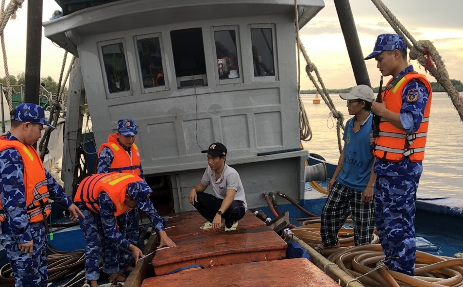 Cảnh sát biển Việt Nam: Bắt giữ tàu chở 35.000 lít dầu DO không rõ nguồn gốc